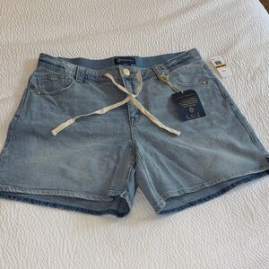 🫶🏼NWT Democracy Light Blue Jean Shorts size 16W